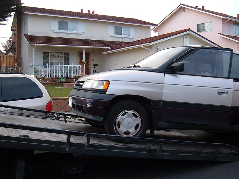 File:Towing a minivan 02.JPG