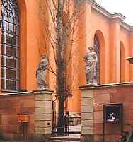 Two sculptures - Reason (Fornuftet) and Heavenly Love (Den gudomliga karleken) - from the early 18th century flanking the gate to the former graveyard. Trangsund Fornuftet Karleken mars 2007.jpg