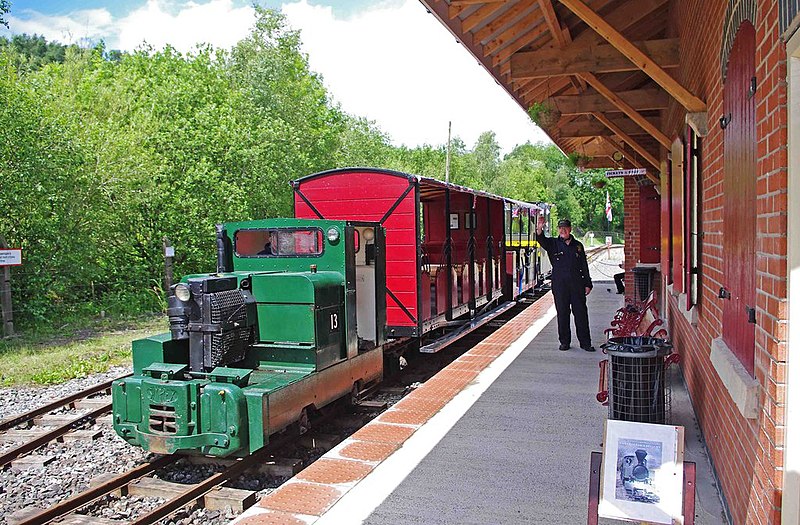 File:Train at Apedale Valley Light Railway station, Apedale Community Country Park, near Chesterton (geograph 3070620).jpg