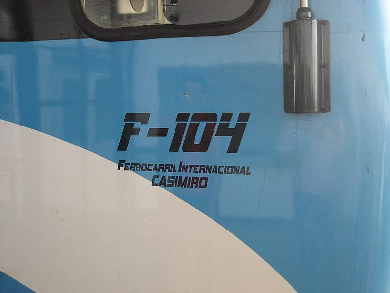 File:Tren Internacional Posadas - Encarnación, logo y número del coche.JPG