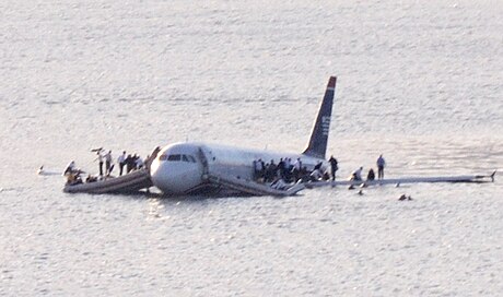 File:US Airways Flight 1549 (N106US) after crashing into the Hudson River (crop 2).jpg