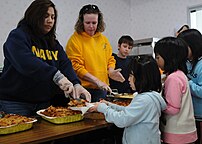 七戸美光園で食糧支援活動を行う在日米軍将兵の家族（2011年3月26日、青森県七戸町）