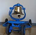 La Victory Bell détenue par l'UCLA et son support en bleu.