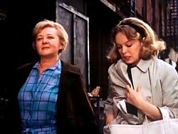 Sandy Dennis (till höger), tillsammans med Ruth White i Förbjuden ingång (1967).