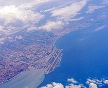 Vue aérienne de l'embouchure montrant la propagation des alluvions dans la baie.