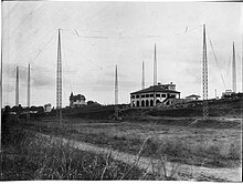 Vista panorámica de las ocho torres para cuatro antenas dirigidas de la estación transmisora para tráfico transcontinental de la "Vía Radiar", 1929. Archivo Diario La Nación