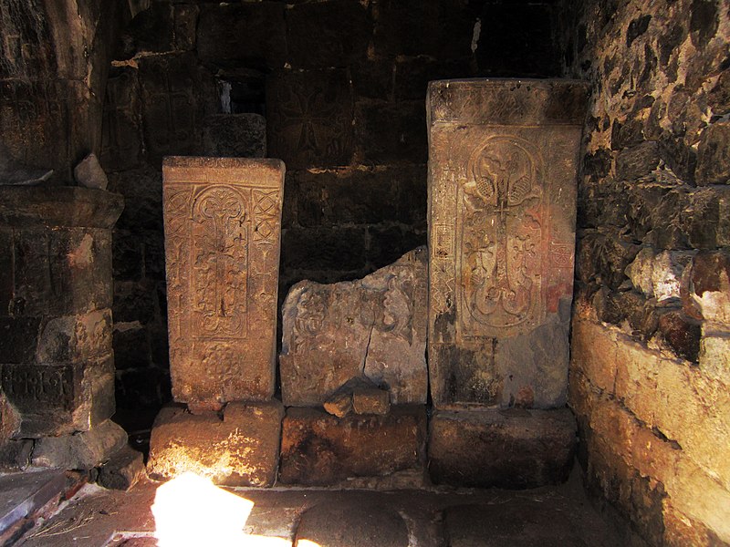 File:Vorotnavank Monastery (khachkar) (117).jpg