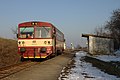 Čeština: Železniční zastávka Vrbičany s motorovým vozem č. 810 ve směru Zlonice, Středočeský kraj English: Vrbičany train stop with a train heading for Zlonice, Central Bohemian Region, CZ