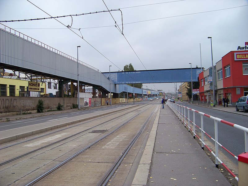 File:Vysočany, Kolbenova, u zastávky Kolbenova, potrubní lávky.jpg