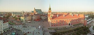 Kolorowe zdjęcie dużego placu otoczonego imponującymi kolorowymi budynkami.