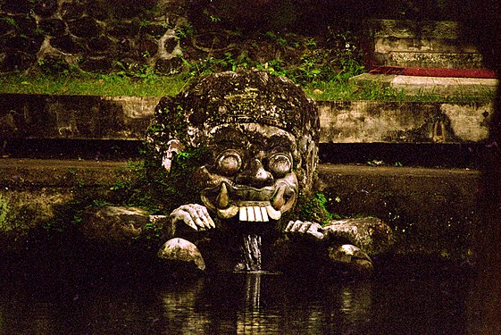 Wasserspeiender Kopf auf Bali