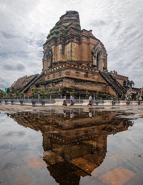 File:Wat Chedi Luang stupa (II).jpg