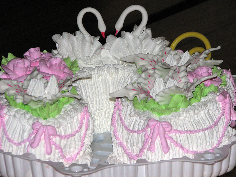 File:Wedding-cakes-0909114.jpg