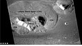 背景攝影機(CTX)拍攝的環繞着舌狀岩屑坡的桌山全景，在下一幅高解析度成像科學設備中該圖像的局部被放大圖，位置為伊斯墨諾斯湖區。