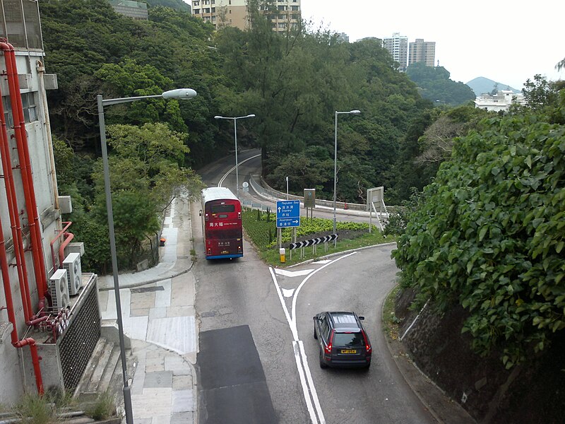 File:Wong Nai Chung Gap Road near Repulse Bay Road.jpg