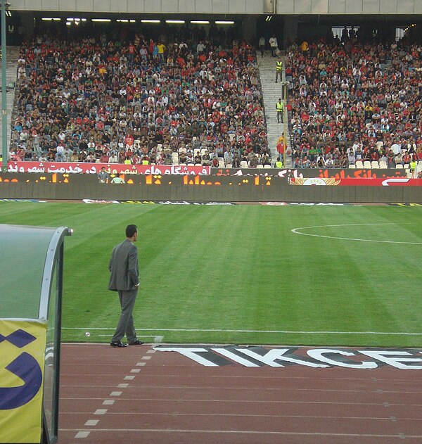 Golmohammadi as Persepolis manager in a match against Malavan, 29 April 2013