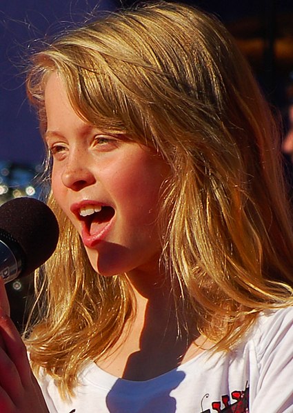 File:Zara Larsson Uppträder På Sommarkrysset 2008 By Daniel Åhs Karlsson (1) (cropped).jpg