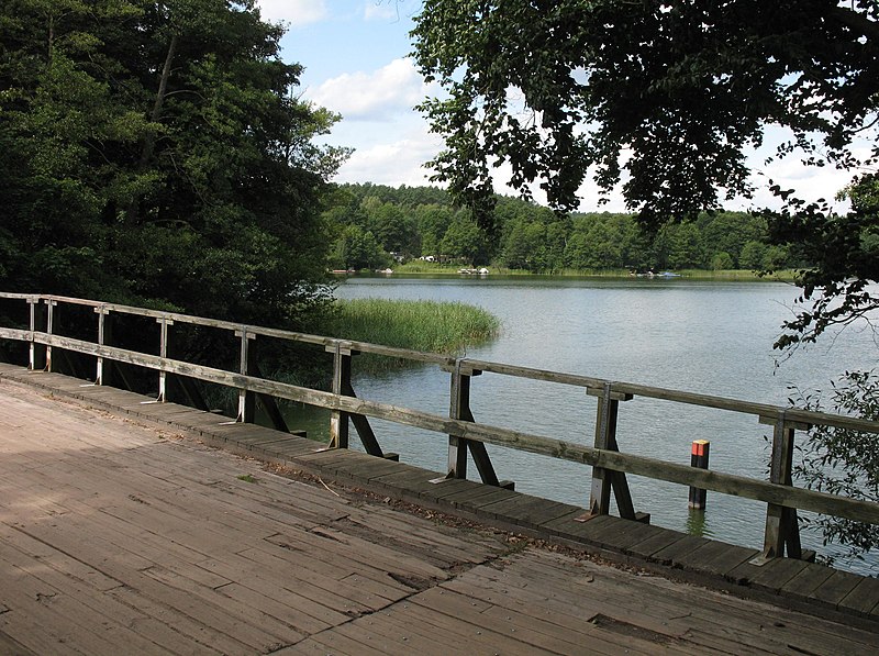 File:Zermuetzel bridge lake.jpg