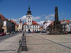 Žatec, náměstí Svobody, radnice and trojiční sloup.jpg