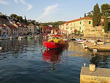 Fitxer:Šolta_Maslinica_Hrvatska_Hafen_2012_d.jpg