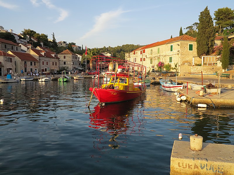 File:Šolta Maslinica Hrvatska Hafen 2012 d.jpg