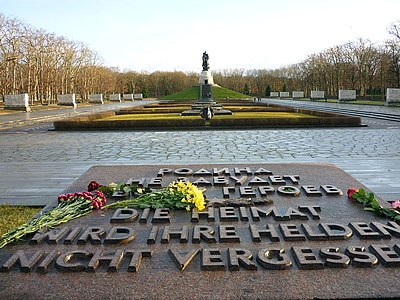 Vista hacia el sureste desde el centro Monumento de Guerra Soviético en Treptower Park.
