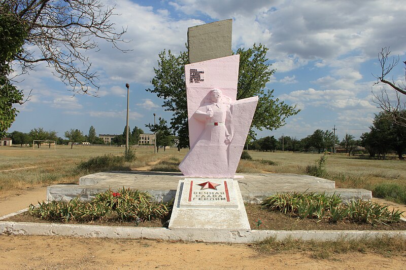 File:Октябрьское, Памятник, 23.08.2013 - panoramio.jpg