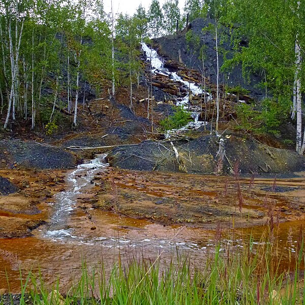 File:Самоизлив шахтных вод шахты Калинина, Губаха - panoramio (1).jpg