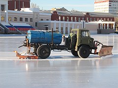 Зима, чистка льда на катке