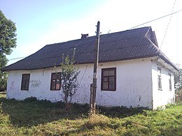 Старий будинок в центрі села