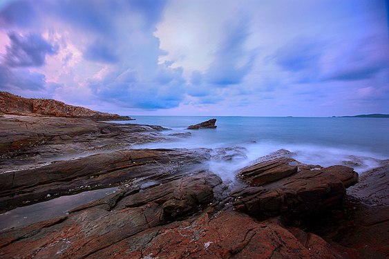 Khao Laem Ya – Mu Ko Samet National Park, Rayong Province, by User:Yakuzakorat