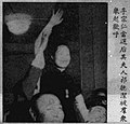 李宗仁当选后，其夫人郭德洁被群众举起欢呼。