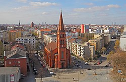 Vista del distrito de Schöneberg con la iglesia de los 12 apóstoles en primer plano