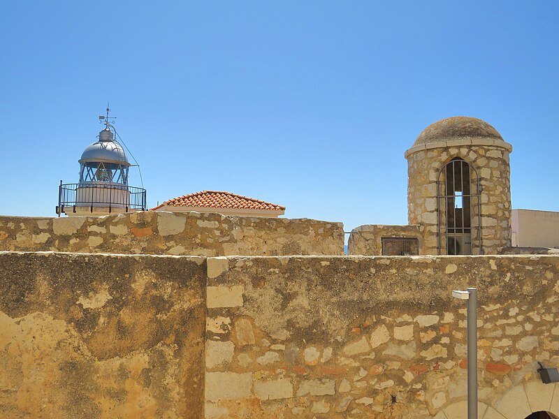 File:176 Castell de Peníscola, baluard d'entrada i garita, al fons el Far.jpg