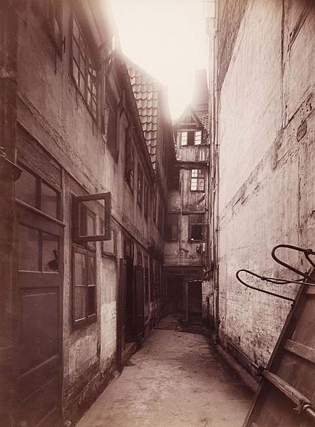 File:1901 anonymer Fotograf Foto Innenhof Knochenhauerstraße 5 in Hannover.jpg