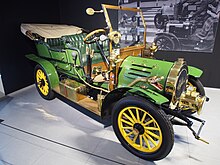 Spajker 12/16-HP Dabl Feton iz 1905. godine, koji je korišćen kao automobil Ambroza Klaverhausa u filmu Ženeviev. Od 2012. godine, ovaj automobil se nalazi u muzeju Louman u Holandiji. U pozadini se može videti scena iz filma.