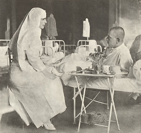 1917 - Regina Maria pe timpul vizitei într-un spital în anul 1917.jpg