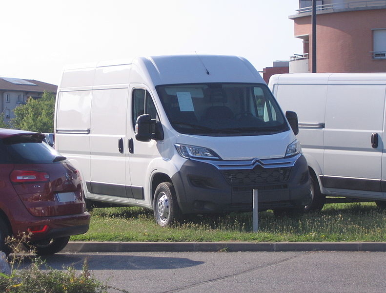 File:2014 Citroën Jumper (L2H2 body; fr).jpg