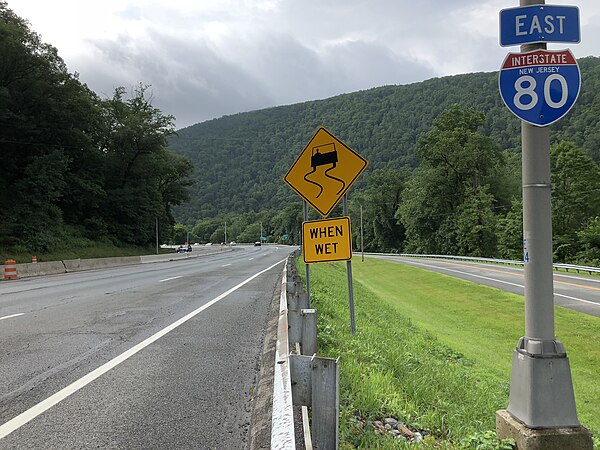 View east along I-80 just after entering New Jersey within the Delaware Water Gap National Recreation Area