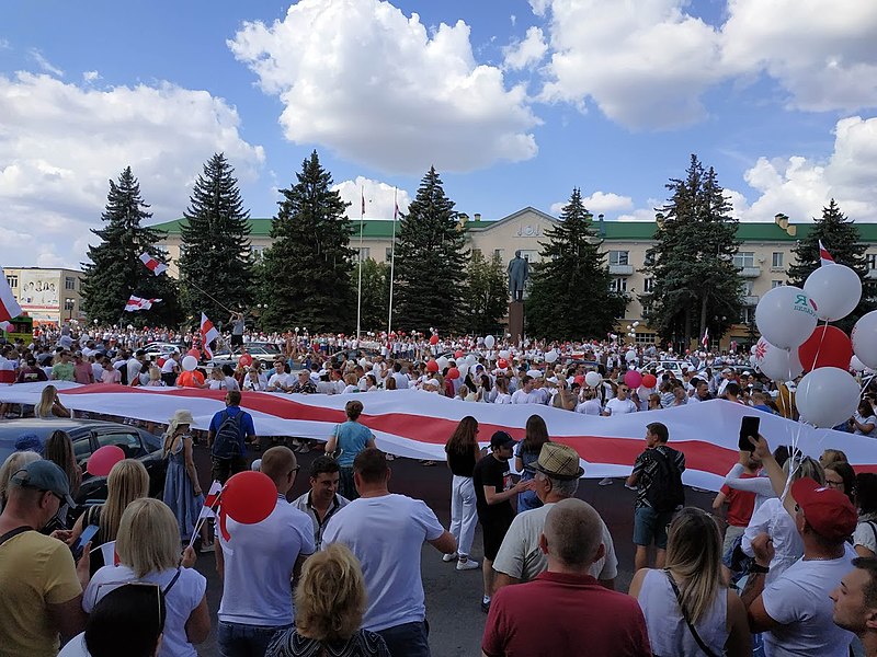 File:2020 Belarusian protests — Baranavichy, 16 August 03.jpg