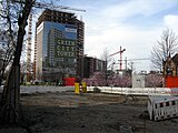 Bauarbeiten in der Waldkircher Straße in Freiburg-Brühl zur Verlegung der Stadtbahn aus der parallel verlaufenden Komturstraße, im Hintergrund der Green City Tower