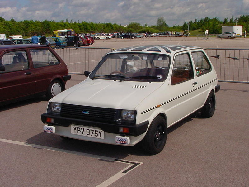 File:279 - August 1982 white Austin Metro 1.0 with custom roof and wheels.jpg