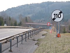 Fin de limitation à 110 km/h, après le col d'Évires, autoroute A410, Haute-Savoie.