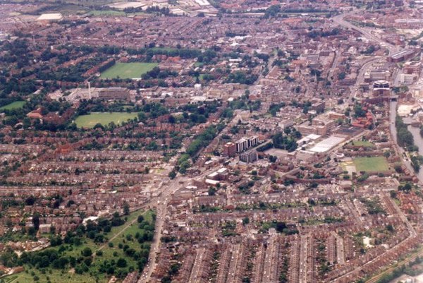 The film uses the backdrop of Reading's Cemetery Junction