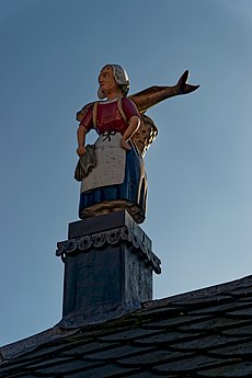 Alkmaar - Vismarkt - View South on Miniature Statue of Fish Selling Woman.jpg