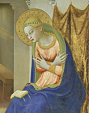 Détail de peinture. Marie est assise, le buste incliné et les mains croisées sur la poitrine.