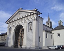 Bagian depan Katedral Aosta