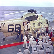Les membres d'Apollo 8 sortant de l'Helicopter 66 le 27 décembre 1968.