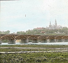 First Aqueduct Bridge after addition of superstructure and roadway. Note the Howe trusses and arches added for strength. Aqueduct Bridge - c 1900 - Washington DC.jpg