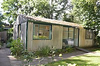 Exemplo de revestimento e revestimento de cimento de amianto em uma casa temporária do pós-guerra em Yardley, Birmingham.  Quase 40.000 dessas estruturas foram construídas entre 1946 e 1949 para abrigar famílias